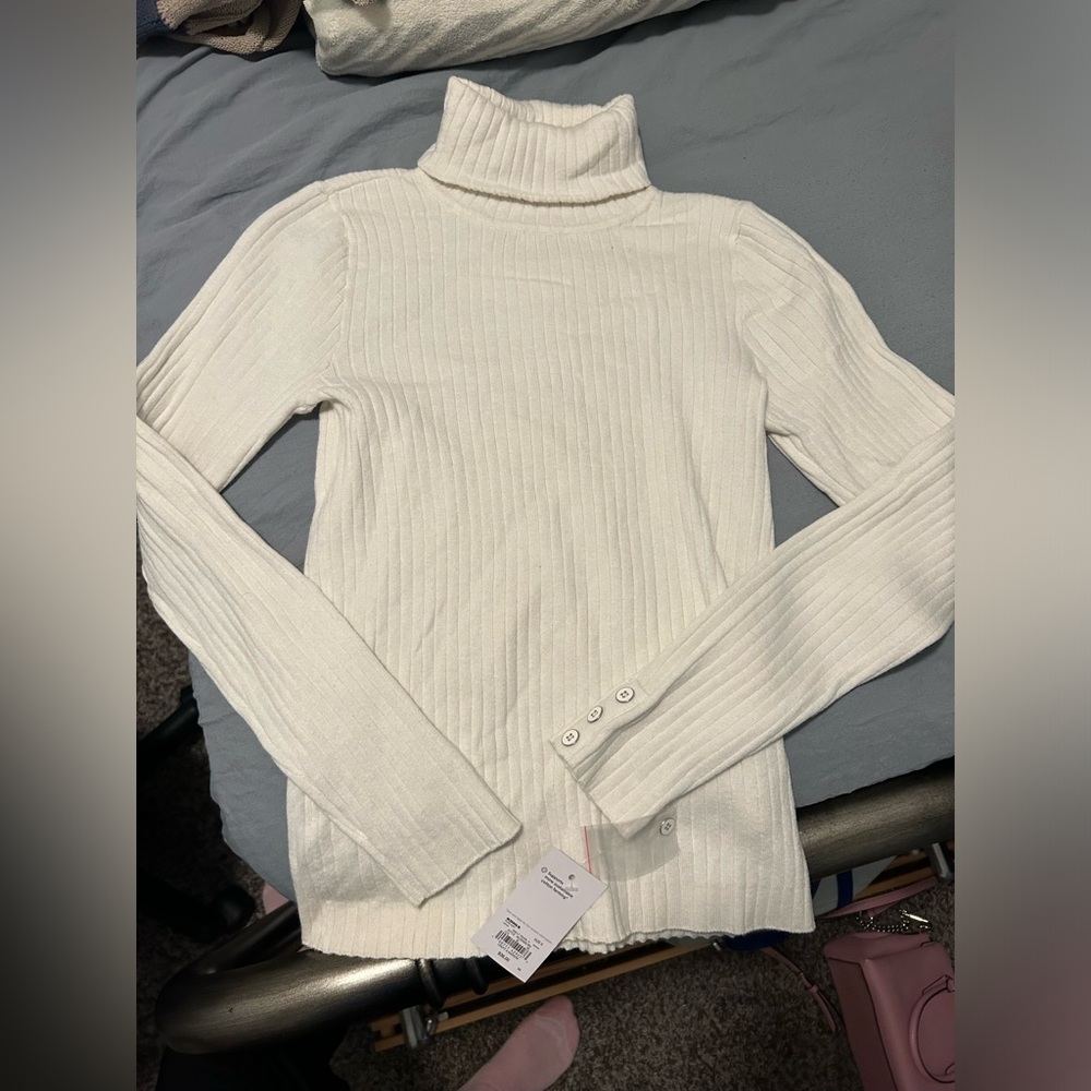 BNWT White Long-Sleeve Turtleneck